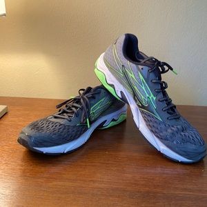 Mizuno Men’s Wave Catalyst 2.  Size 11.5